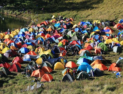 Várias barracas coloridas em uma área de camping.