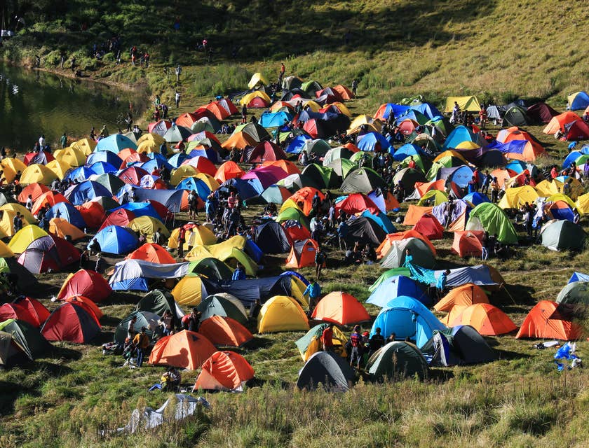 Des tentes en forme de dôme surplombant une chaîne de montagnes dans un camping.