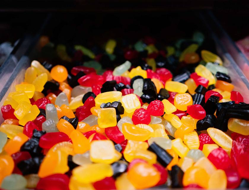 Tante caramelle gommose assortite e multicolor dentro un vassoio di vetro sopra un candy buffet.
