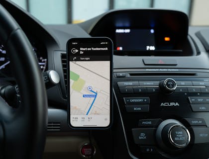 Um acessório de carro usado para prender o celular no painel.