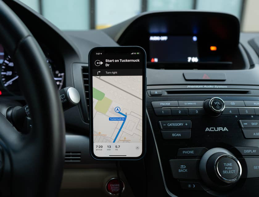 Un accessoire de voiture utilisé pour accrocher un téléphone portable sur le tableau de bord d'une voiture.
