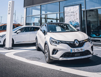 Um carro nome na frente de uma loja de carros.