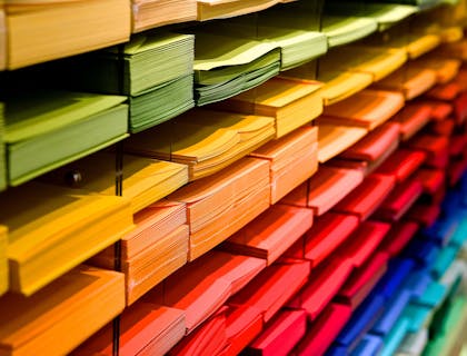 Pilhas de folhas coloridas em uma papelaria.