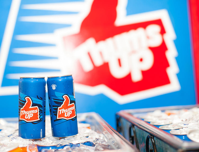 Deux petites canettes de boisson étiquetées "Thums Up".