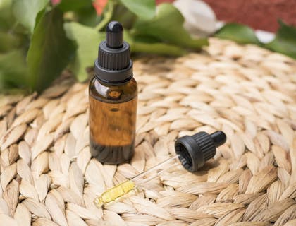 CBD (cannabidiol) en forma de aceite en un negocio de CBD