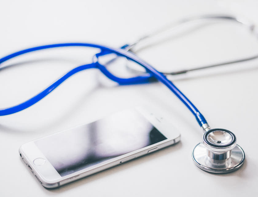 Um smartphone aguarda um diagnóstico antes dos reparos.