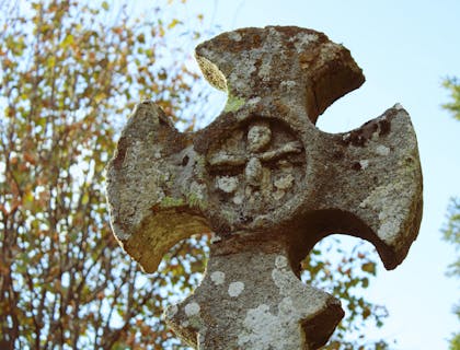 Un acercamiento a una cruz celta de un negocio con nombre celta.
