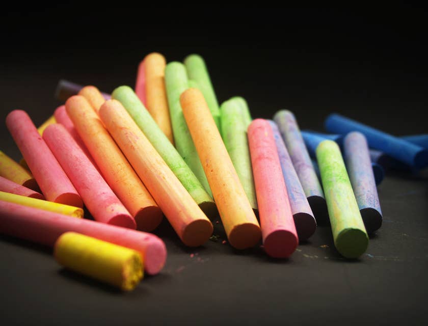 Une variété de craies scolaires colorées produites par une entreprise de fabrication de craie.
