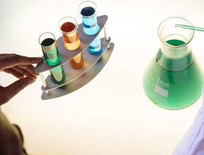 Une personne travaillant avec divers produits chimiques dans le laboratoire d'une entreprise chimique.