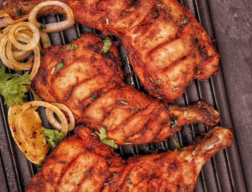 Une assiette de poulet grillé servie dans un restaurant de volaille.