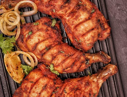 Um prato de frango grelhado servido em um restaurante de frango.