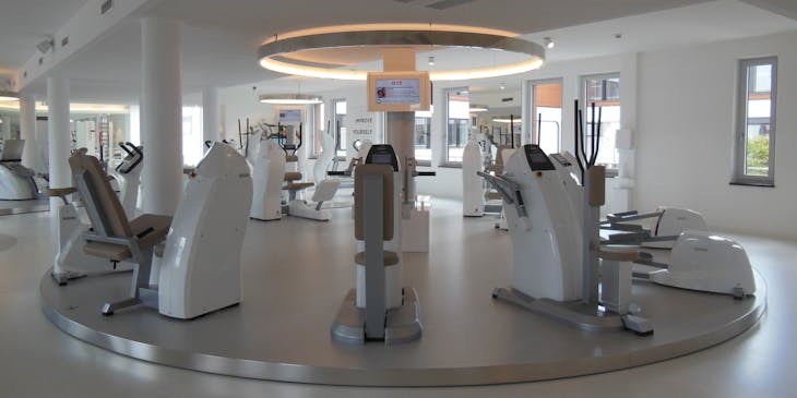 Alcuni attrezzi da palestra in una sala per l'allenamento a circuito.