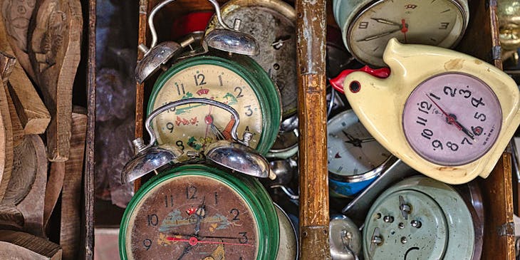 Alcuni vecchi orologi rotti pronti per essere riparati in un negozio di orologi dove è presente un laboratorio di riparazione di orologi.