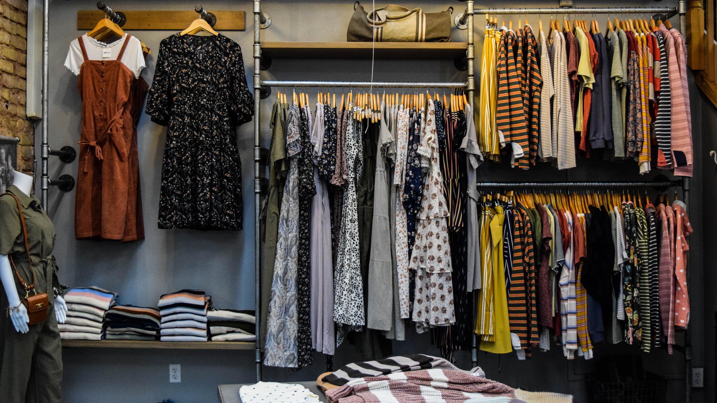 Сортировка одежды. Идеальный порядок в доме. Logo сортировка одежды. Склад одежды. Текстильная одежда.