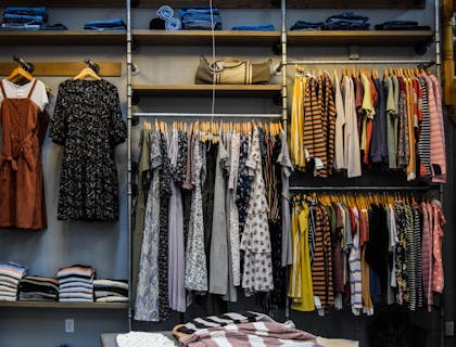 Roupas à venda em uma loja de roupas.