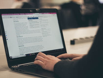 Una laptop con una persona que trabaja en la página del blog de wordpress.