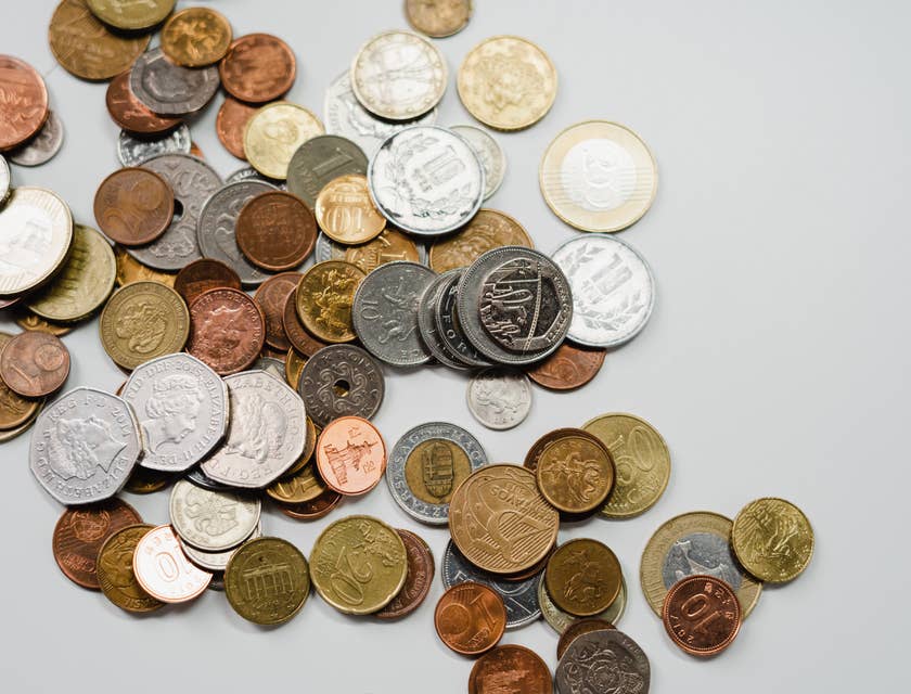 Monete assortite sul bancone di un negozio di numismatica.