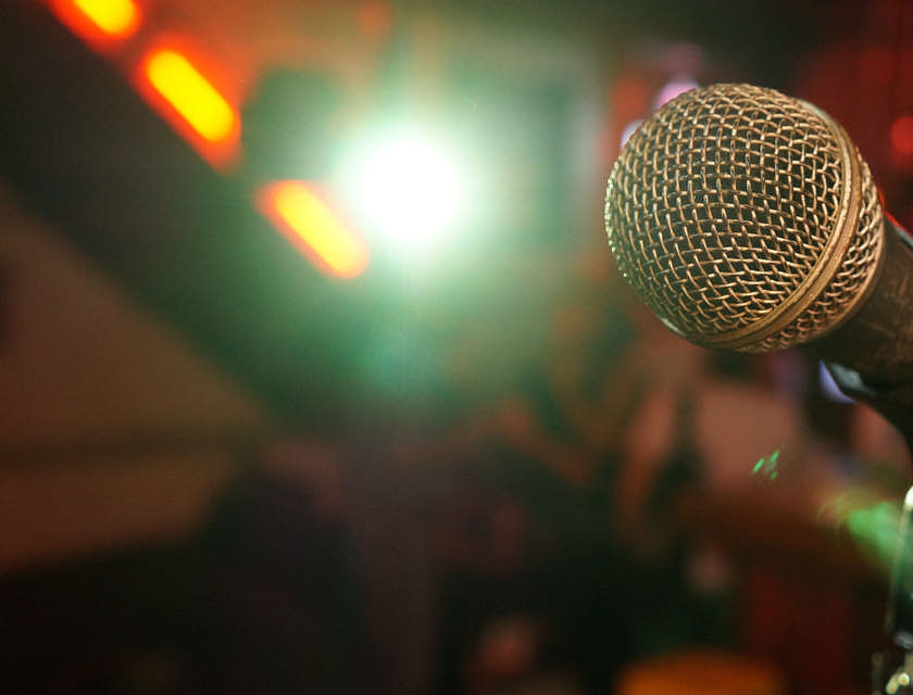 Microfone em um comedy club.