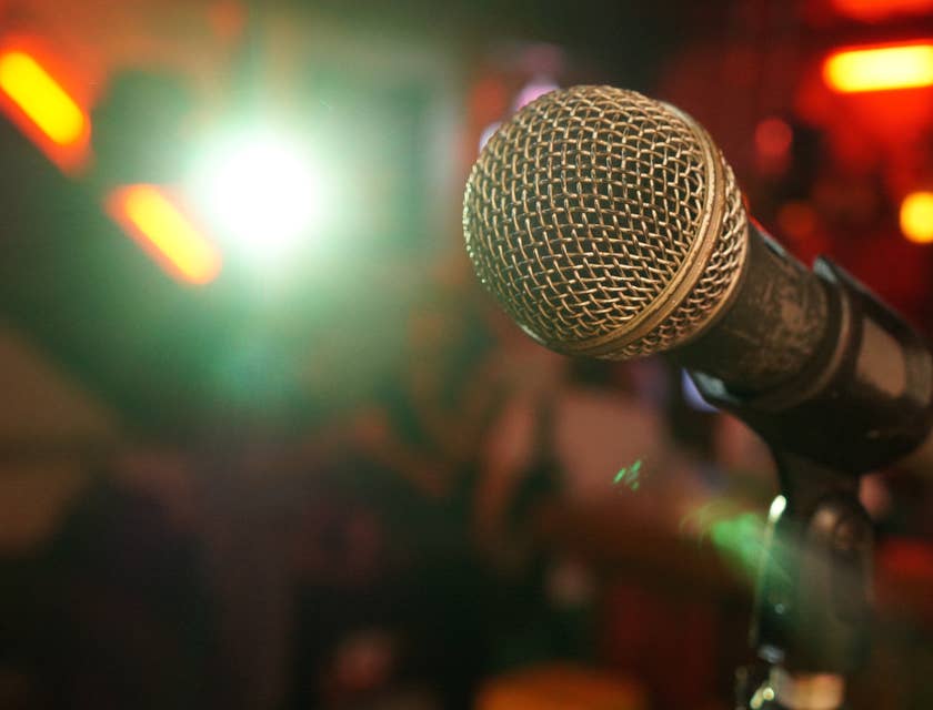 Un microfono sul palco di un comedy club dove un comico sta per esibirsi in uno spettacolo di stand up comedy.