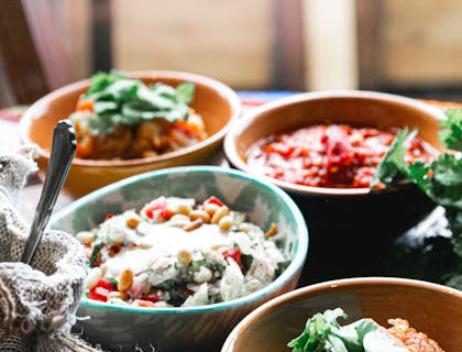 Plato de comida clásica servida en un restaurante de comfort food.