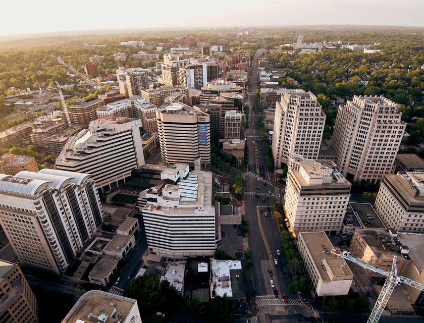Uma vista aérea de um complexo urbano administrado por uma imobiliária especializada em imóveis comerciais.