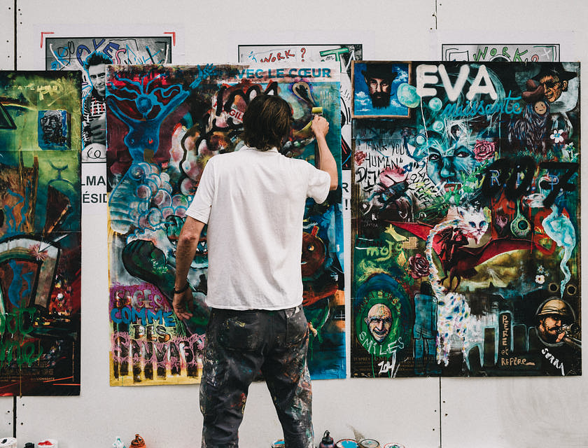 Artiste commissionné finalisant une peinture.