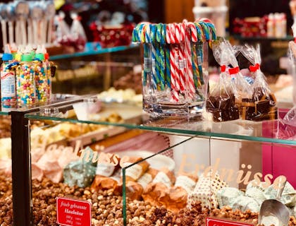 Un negocio de puesto de concesión con dulces y golosinas en exhibición.