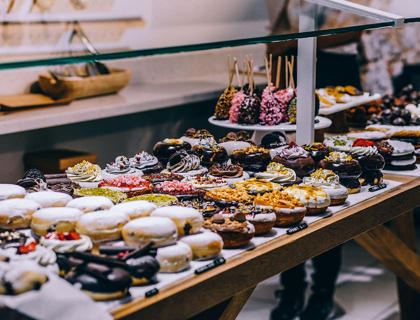Une vitrine avec des pâtisseries et confiseries diverses.