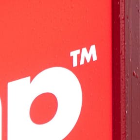 Considera la posibilidad de registrar comercialmente el nombre.
