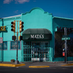 Consigue letreros para tu tienda minorista (si corresponde).