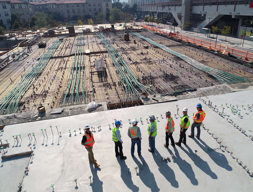 Trabalhadores da construção civil em um canteiro de obras.