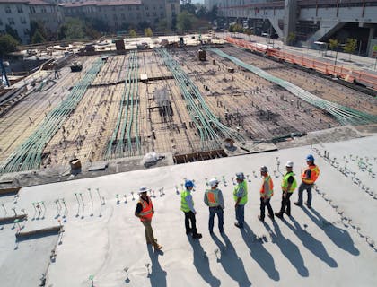Alcuni operai muratori di un'impresa di costruzioni che lavorano in un cantiere edile.
