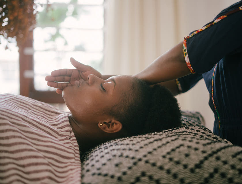 Terapeuta de beleza massageando uma mulher em um curso de cosmetologia.