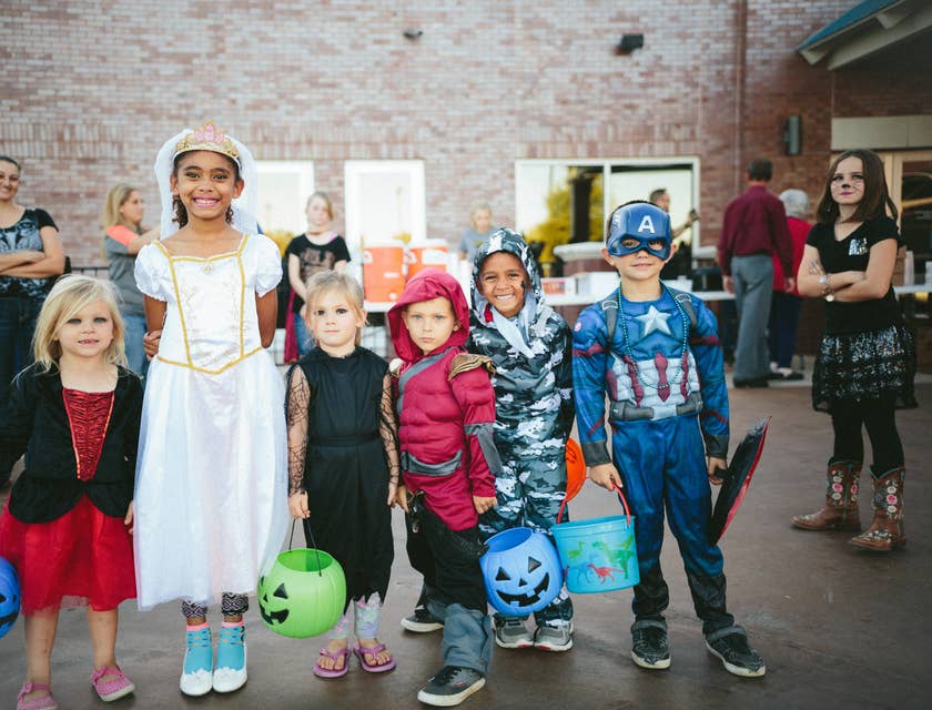 Un groupe d'enfants déguisés pour halloween.
