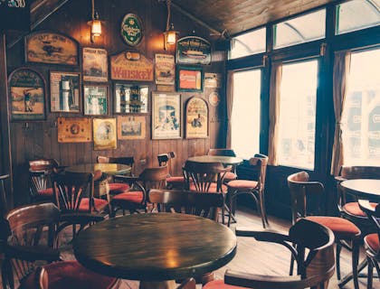 Un bar de música country por la mañana.
