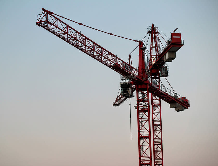 Un service de grue prêt à hisser des poutres pour la construction.