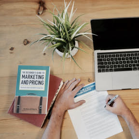 Crea materiales de marketing.