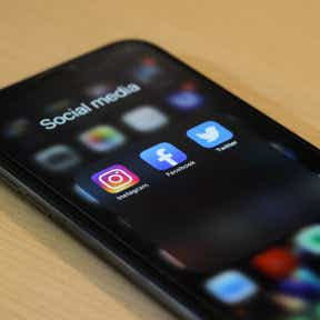 Crea cuentas en las redes sociales.