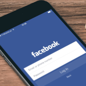 Crea cuentas en redes sociales.