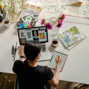 Crea tus propios diseños o cómpralos prehechos.