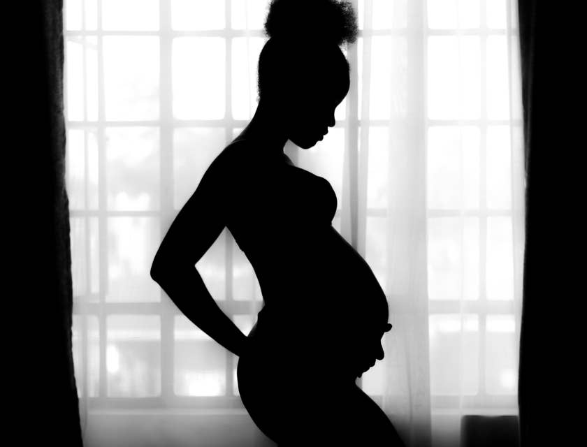 Silhueta de uma mulher grávida em um centro de gravidez em crise.