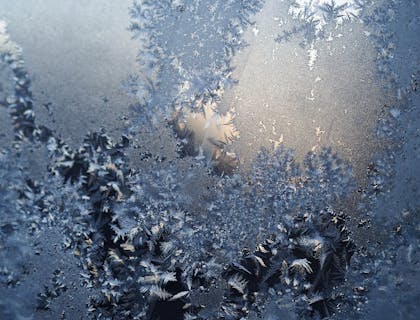 La superficie gelata di una capsula di un centro di crioterapia.