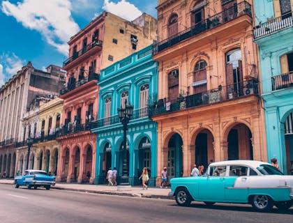Un'automobile nelle strade di Cuba.