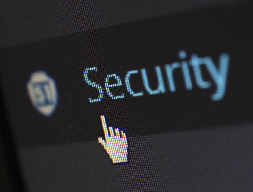 Um logotipo de segurança cibernética na tela de um computador.