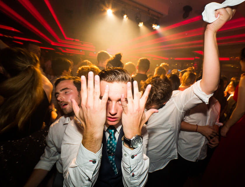 Alcune persone che ballano sulla pista di una discoteca.