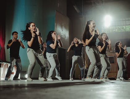 Grupo de meninas dançando em um estúdio de dança.