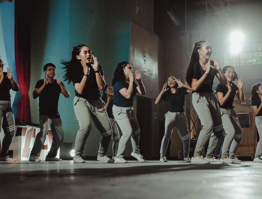 Un gruppo di ragazze che ballano in una scuola di ballo.