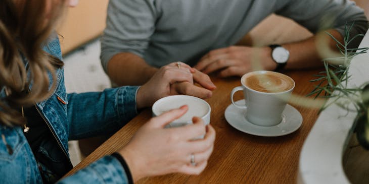 Un homme et une femme profitant d'un rendez-vous au café.