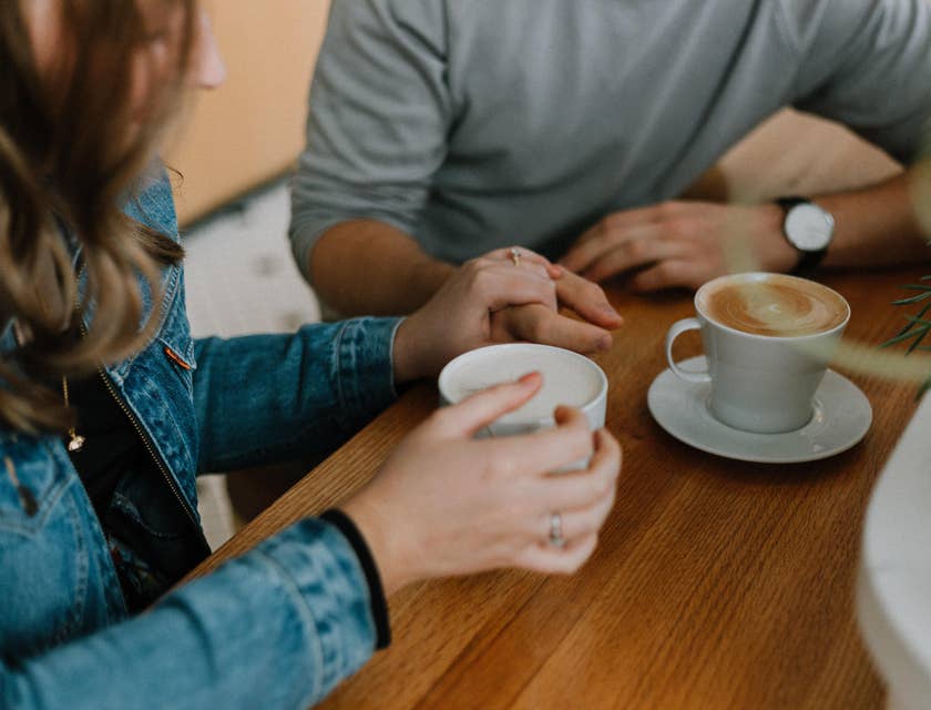 Un homme et une femme profitant d'un rendez-vous au café.