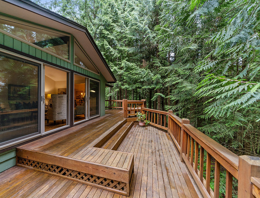Terrasse en bois d'arrière-cour avec des balustrades en bois.